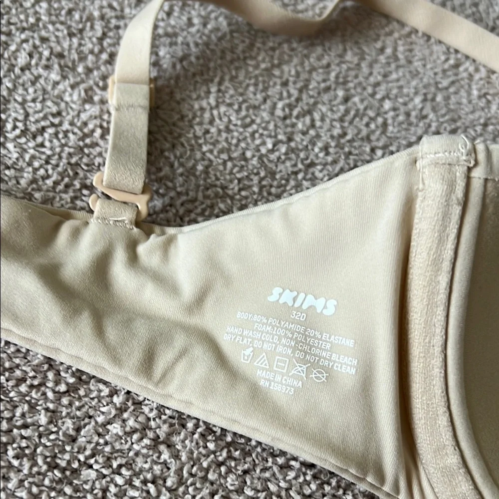 SKIMS - Demi Bra - Cream/Nude - Size 32 D (Could Fit B Cup or C Cup Wearers) - Picture 2 of 12